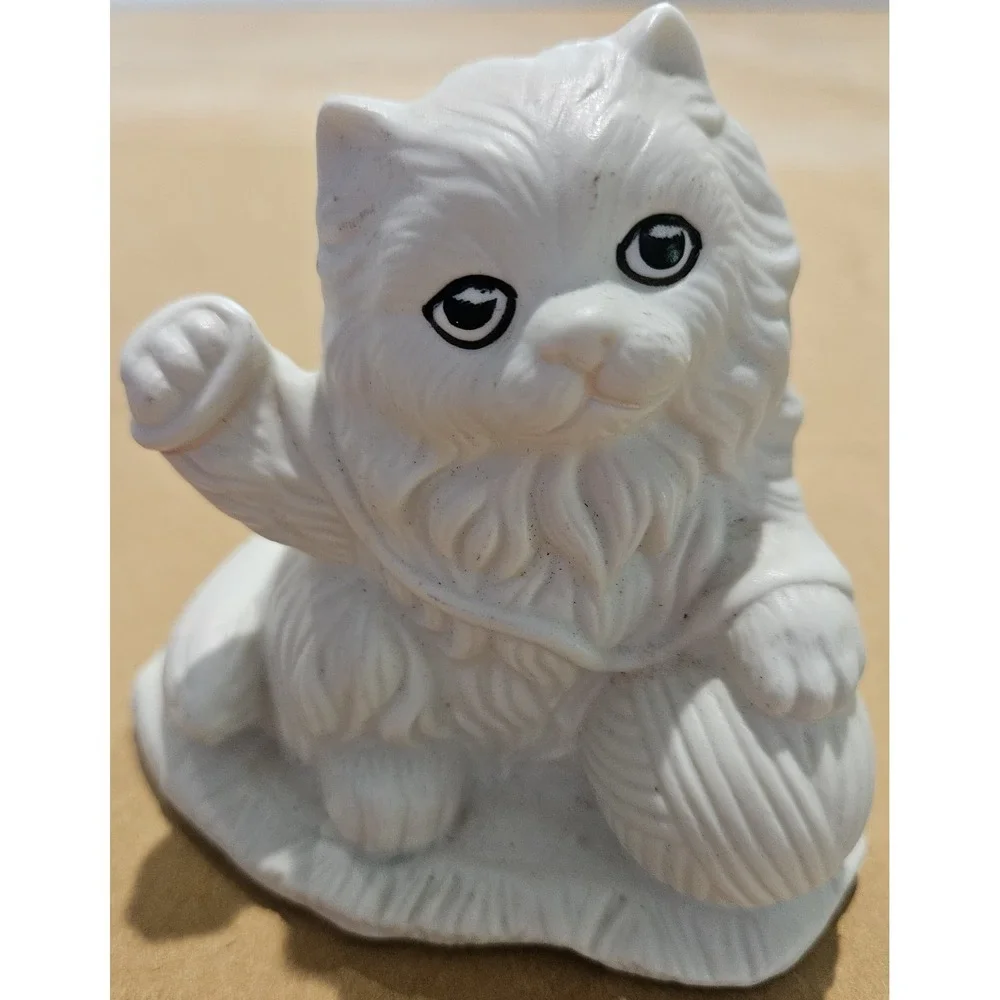 Vintage white bisque ceramic Persian kitten candle holder figurine 70s/80s